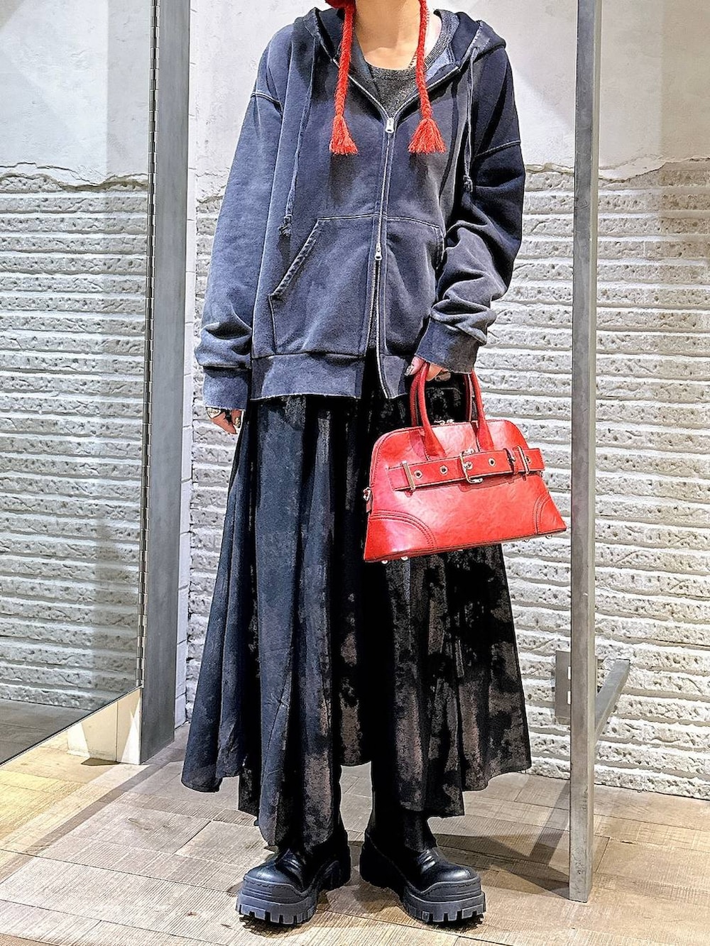 ブラック系のTシャツ/カットソー、ブラック系のパーカー、ブラック系のブーツを着用したレディースの冬コーディネートの5枚目の写真