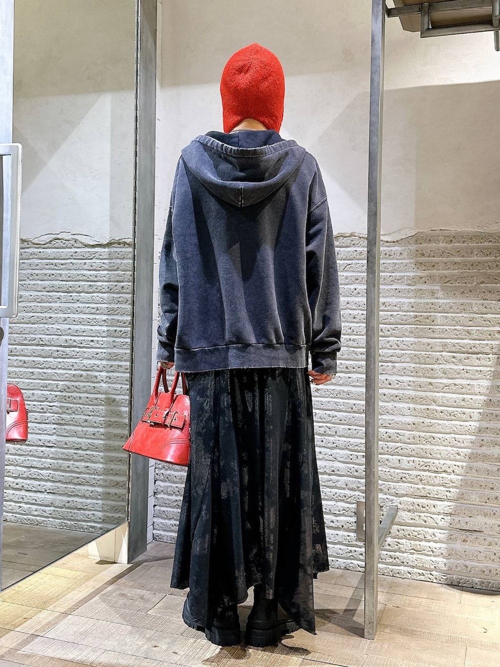 ブラック系のTシャツ/カットソー、ブラック系のパーカー、ブラック系のブーツを着用したレディースの冬コーディネートの4枚目の写真