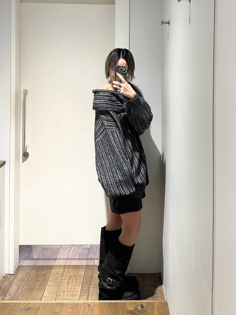 ブラック系のブーツ、ブラック系のニット/セーター、ブラック系のその他パンツを着用したレディースの秋コーディネートの2枚目の写真