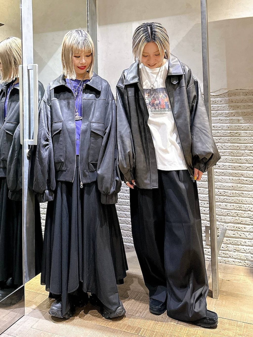 ブラック系のブルゾン、ブラック系のブルゾン、ブラック系のブーツを着用したレディースの秋コーディネートの2枚目の写真