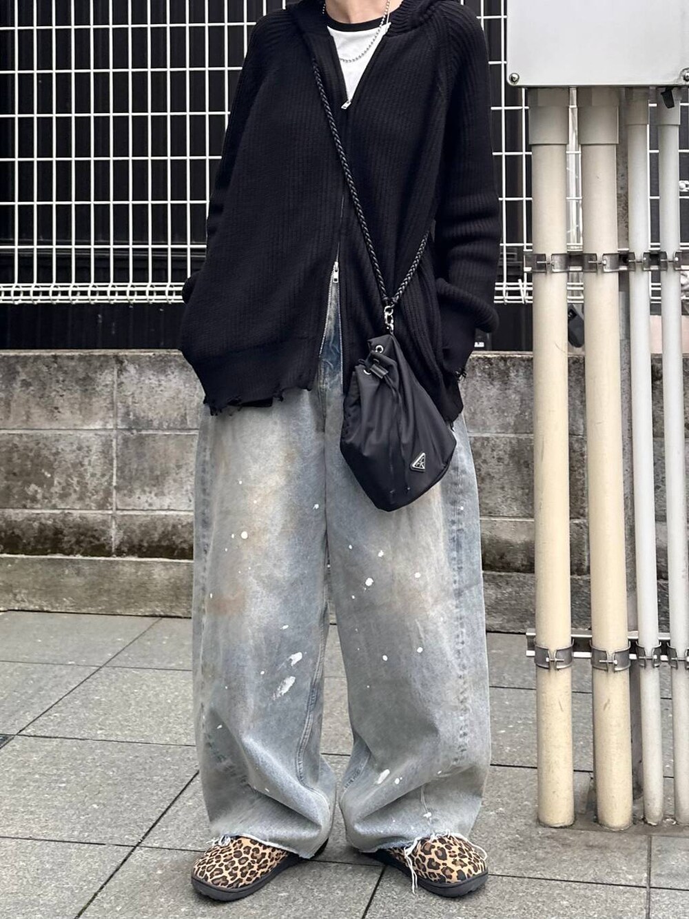 ブルー系のデニムパンツ、ブラック系のTシャツ/カットソー、ブラック系のパーカーを着用したレディースの秋コーディネートの2枚目の写真