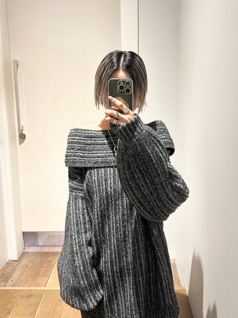 ブラック系のブーツ、ブラック系のニット/セーター、ブラック系のその他パンツを着用したレディースの秋コーディネートの3枚目の写真