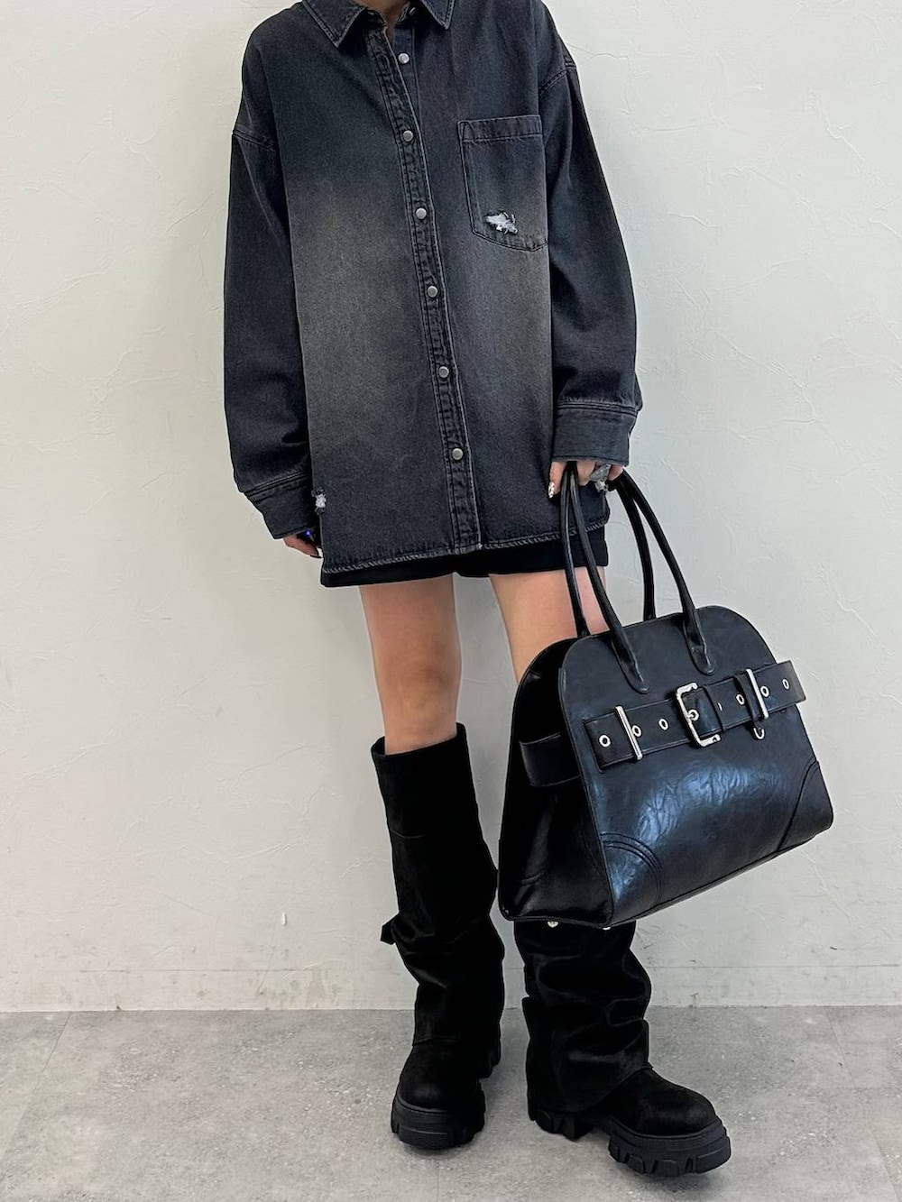 ブラック系のブーツ、ブラック系のその他パンツ、ブラック系のショルダーバッグを着用したレディースの秋コーディネートの5枚目の写真