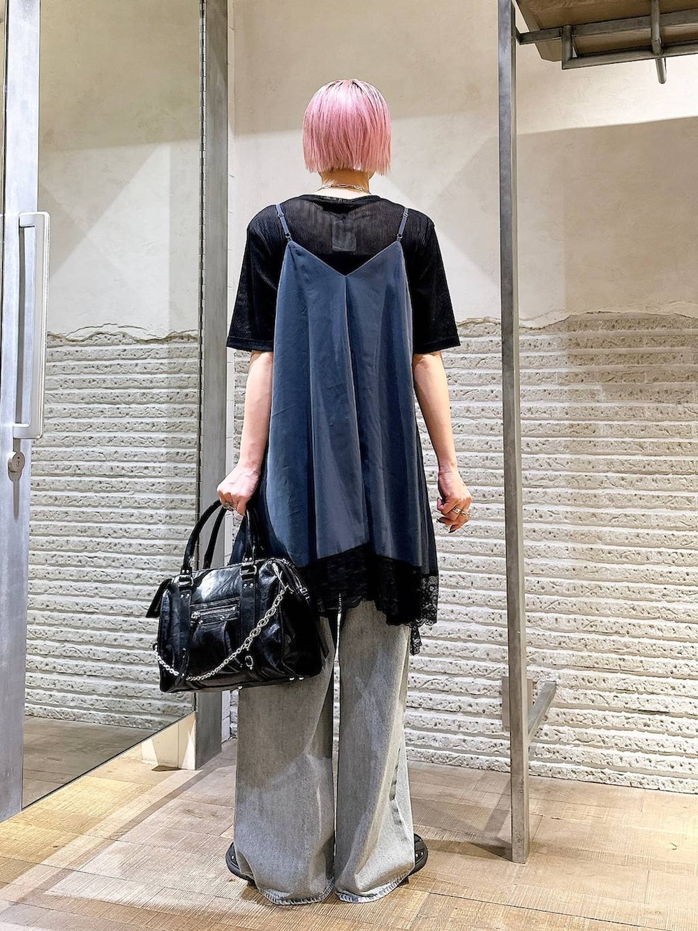 「モード、カジュアル、Tシャツ、デニムパンツ、サンダル、バッグ、セールコーデ、ママコーデ、JEANASIS」|「JEANASISのYラインロングチェーンネックレス/290385(ネックレス、シルバー系)」を使った、みきのすけさん(レディース・160cm)の夏コーディネートの4枚目の写真