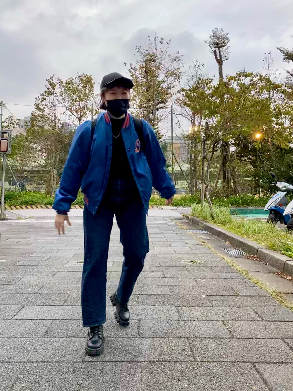 ブルー系のスタジャン、ブルー系のデニムパンツ、ブラック系のバックパック/リュックを着用したレディースの冬コーディネートの2枚目の写真