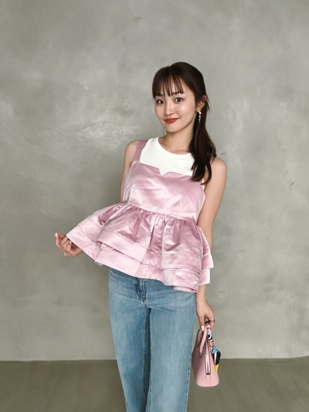 「シンプルカジュアル、オトナカワイイ、夏服コーデ、ラクチンコーデ、大人女子、キレイめカジュアル、パンツコーデ、大人ファッション、オトナカジュアル、カジュアルスタイル、きれいめコーデ、おしゃれさんと繋がりたい、大人ガーリー」｜「MERAKIのサテンビスチェ（キャミソール、ピンク系）」を使った、natsukiさん（骨格ウェーブ・レディース・159cm）の夏コーディネートの2枚目の写真
