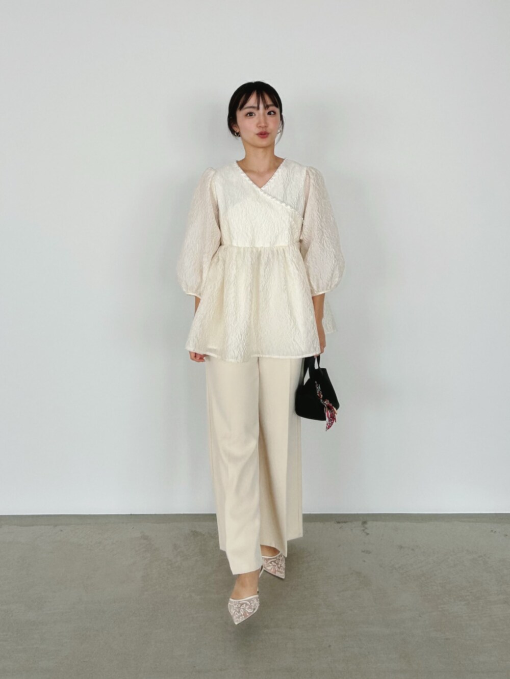 「春めき満開コーデ、淡色コーデ、春色、休日スタイル、デートコーデ、お出かけコーデ、シアートップス、春服、オトナカジュアル、大人女子、キレイめカジュアル、春カラー、オトナカワイイ、シンプル、カジュアルガーリー」｜「MERAKIのシアージャガードパールブラウス（シャツ/ブラウス、ホワイト系）」を使った、natsukiさん（骨格ウェーブ・レディース・159cm）の春コーディネートの2枚目の写真
