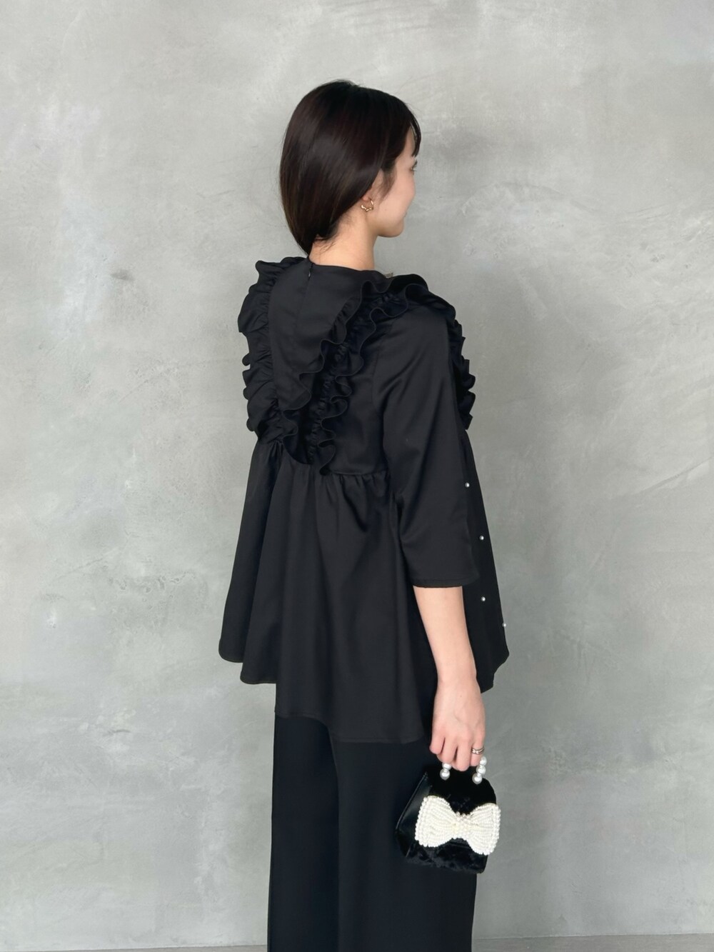 「大人カジュアル、デートコーデ、春服コーデ、きれいめコーディネート、春めき満開コーデ、大人ファッション、オトナカジュアル、カジュアルガーリー、キレイめコーデ、ブラックコーデ、ブラック」｜「MERAKIのセミワイドタックパンツ（その他パンツ、ブラック系）」を使った、natsukiさん（骨格ウェーブ・レディース・159cm）の春コーディネートの4枚目の写真