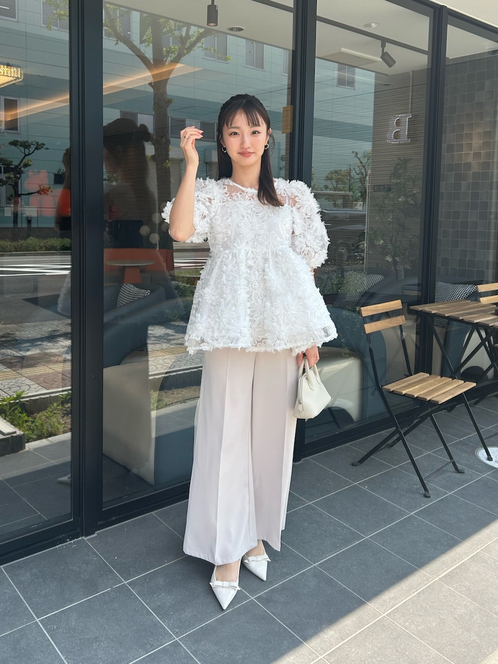 「夏コーデ、韓国ファッション、きれいめカジュアル、シアートップス、お出かけコーデ、休日スタイル、今日のコーデ、パンツコーデ、フェミニン×カジュアル、きれいめ、きれいめコーディネート、フラワー、フラワーモチーフ」｜「MERAKIのフラワードットシアーブラウス（シャツ/ブラウス、ホワイト系）」を使った、natsukiさん（骨格ウェーブ・レディース・159cm）の夏コーディネートの2枚目の写真
