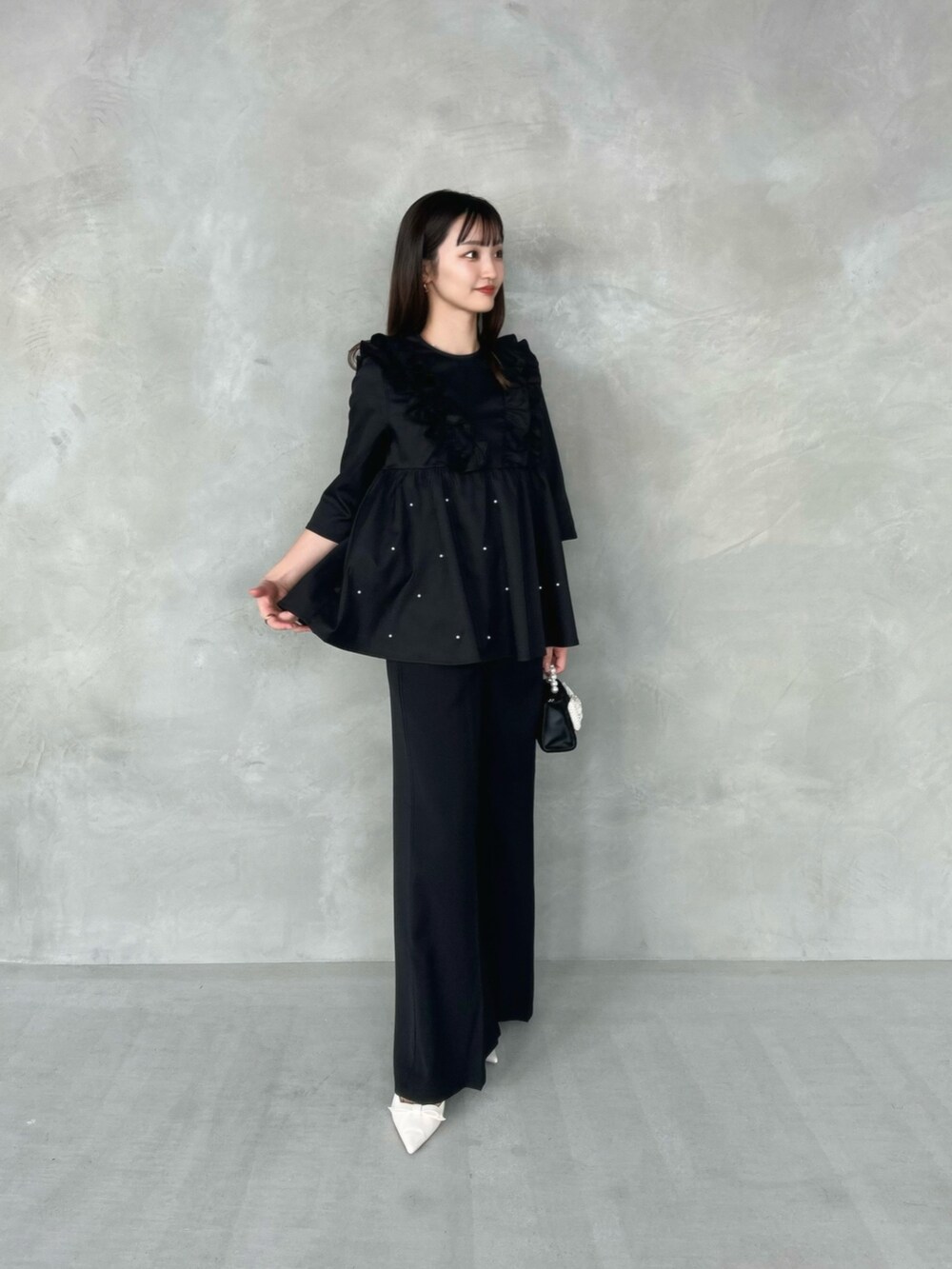 「大人カジュアル、デートコーデ、春服コーデ、きれいめコーディネート、春めき満開コーデ、大人ファッション、オトナカジュアル、カジュアルガーリー、キレイめコーデ、ブラックコーデ、ブラック」｜「MERAKIのセミワイドタックパンツ（その他パンツ、ブラック系）」を使った、natsukiさん（骨格ウェーブ・レディース・159cm）の春コーディネートの2枚目の写真