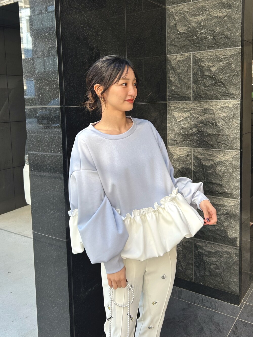 「春めき満開コーデ、春服、カジュアルガーリー、大人かわいい、春色、休日スタイル、お出かけコーデ、リボン、ショルダーバッグ、刺繍」｜「MERAKIの裾バルーンスウェット（スウェット、ブルー系）」を使った、natsukiさん（骨格ウェーブ・レディース・159cm）の春コーディネートの2枚目の写真