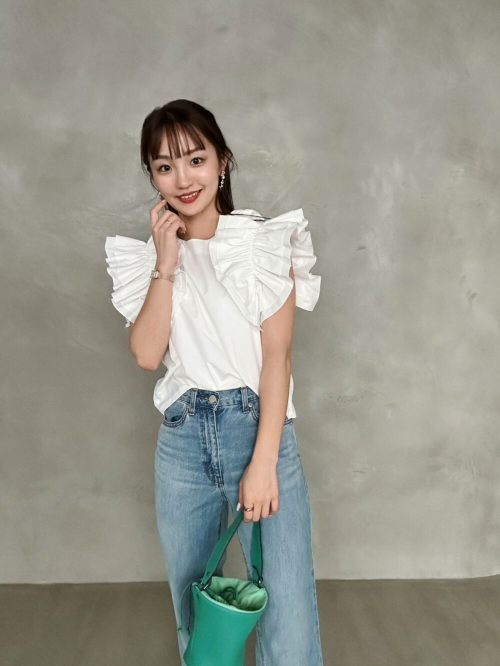 「シンプルカジュアル、ラクチンコーデ、夏服コーデ、大人女子、キレイめカジュアル、パンツコーデ、大人ファッション、オトナカジュアル、カジュアルスタイル、きれいめコーデ、梅雨コーデ、大人ガーリー」｜「MERAKIのギャザーフリル袖ブラウス（シャツ/ブラウス、ホワイト系）」を使った、natsukiさん（骨格ウェーブ・レディース・159cm）の夏コーディネートの3枚目の写真