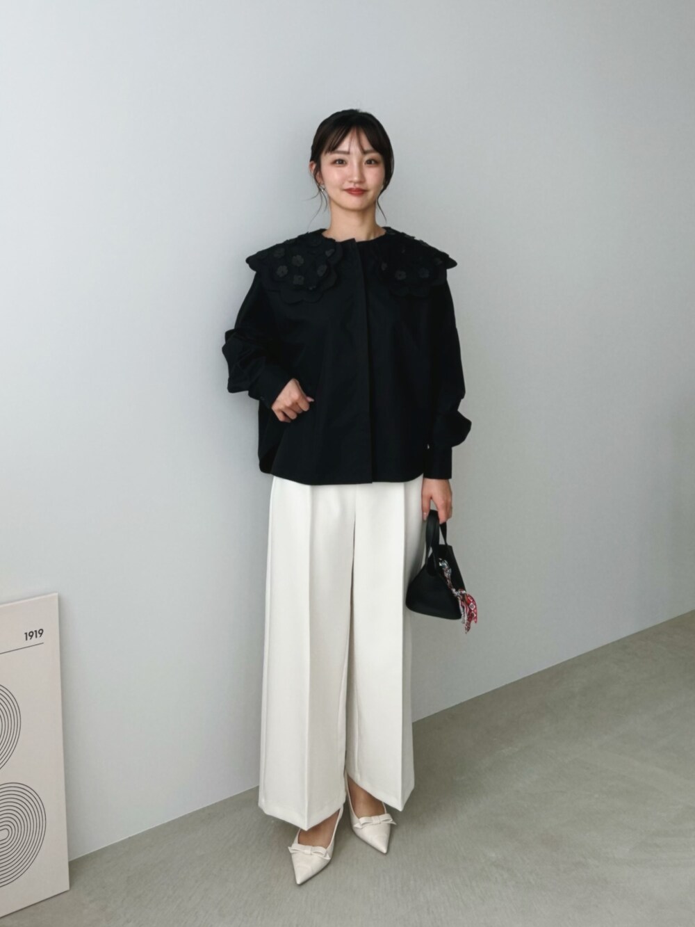 「春服コーデ、シンプルコーデ、キレイめカジュアル、大人コーデ、大人女子、今日のコーデ、ママファッション、モノトーン、オトナカワイイ、高見え、骨格ウェーブ、骨格ウェーブコーデ、骨格ウェーブ×イエべ秋」｜「MERAKIのスカラップフラワーブラウス（シャツ/ブラウス、ブラック系）」を使った、natsukiさん（骨格ウェーブ・レディース・159cm）の春コーディネートの3枚目の写真