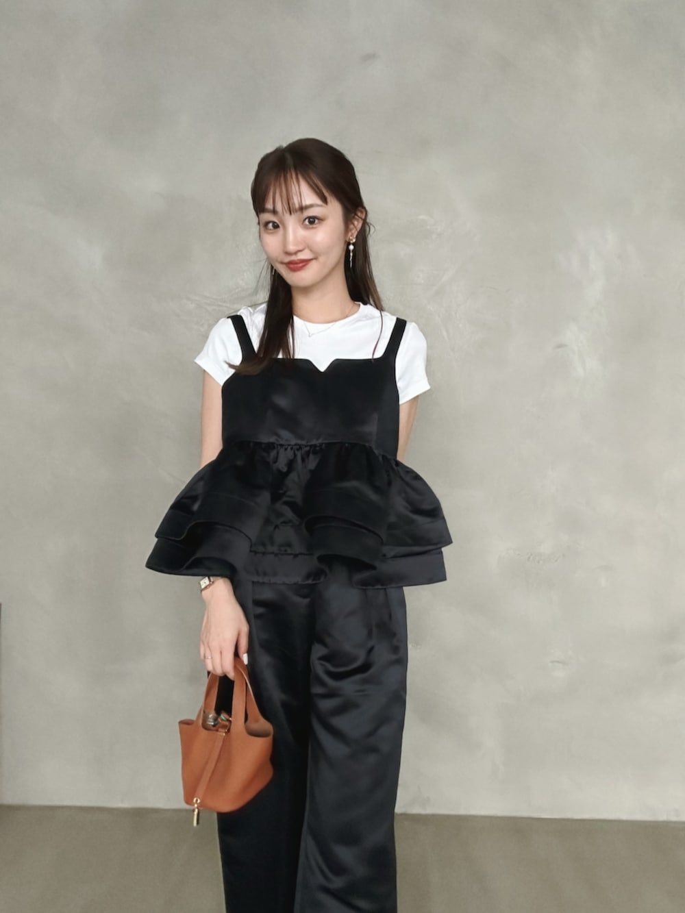 「シンプルカジュアル、夏服コーデ、大人女子、パンツコーデ、キレイめカジュアル、大人ファッション、オトナカジュアル、カジュアルスタイル、きれいめコーデ、セットアップ、セットアップスタイル、セットアップコーデ」｜「MERAKIのサテンビスチェ（キャミソール、ブラック系）」を使った、natsukiさん（骨格ウェーブ・レディース・159cm）の夏コーディネートの2枚目の写真