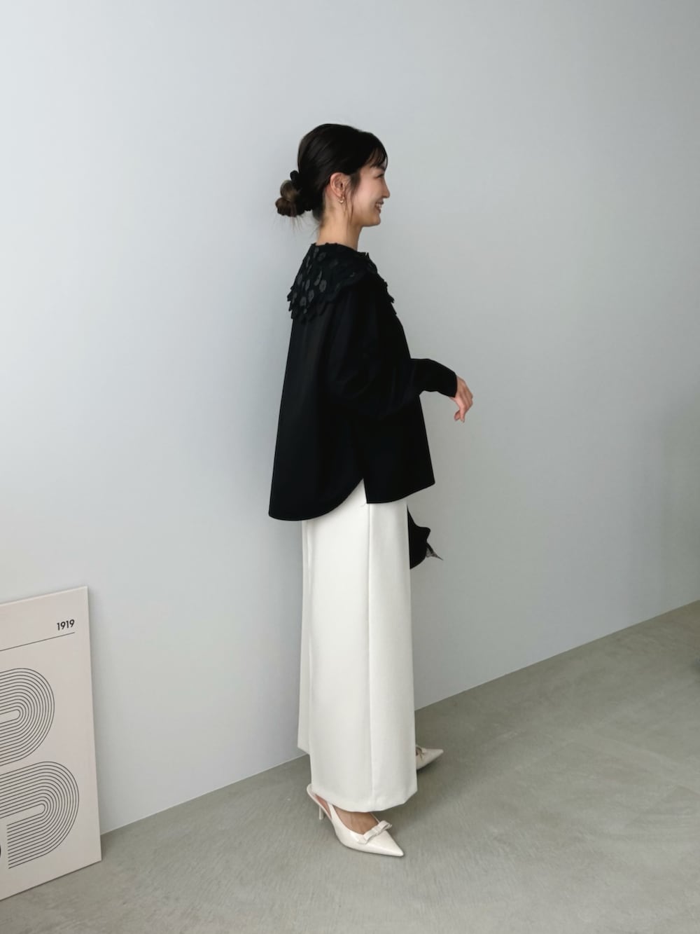 「春服コーデ、シンプルコーデ、キレイめカジュアル、大人コーデ、大人女子、今日のコーデ、ママファッション、モノトーン、オトナカワイイ、高見え、骨格ウェーブ、骨格ウェーブコーデ、骨格ウェーブ×イエべ秋」｜「MERAKIのスカラップフラワーブラウス（シャツ/ブラウス、ブラック系）」を使った、natsukiさん（骨格ウェーブ・レディース・159cm）の春コーディネートの2枚目の写真