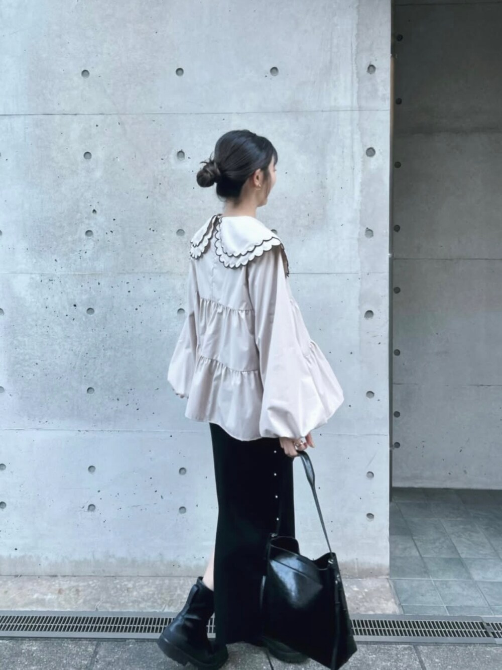 「春めき満開コーデ、淡色コーデ、春色、休日スタイル、春、オトナカジュアル、キレイめカジュアル、春服、着回しコーデ、きれいめコーデ、大人ガーリー、ラクチンコーデ、ゆるコーデ、春カラー」｜「MERAKIのダブルカラースカラップブラウス（シャツ/ブラウス、ブラウン系）」を使った、natsukiさん（骨格ウェーブ・レディース・159cm）の春コーディネートの3枚目の写真