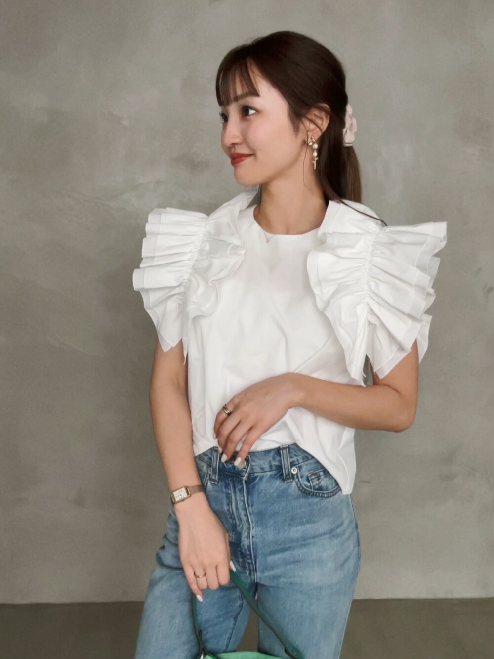 「シンプルカジュアル、ラクチンコーデ、夏服コーデ、大人女子、キレイめカジュアル、パンツコーデ、大人ファッション、オトナカジュアル、カジュアルスタイル、きれいめコーデ、梅雨コーデ、大人ガーリー」｜「MERAKIのギャザーフリル袖ブラウス（シャツ/ブラウス、ホワイト系）」を使った、natsukiさん（骨格ウェーブ・レディース・159cm）の夏コーディネートの2枚目の写真