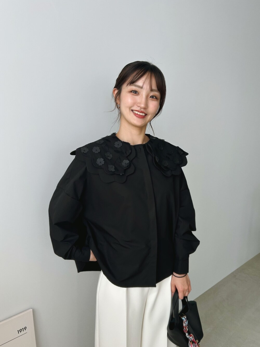 「春服コーデ、シンプルコーデ、キレイめカジュアル、大人コーデ、大人女子、今日のコーデ、ママファッション、モノトーン、オトナカワイイ、高見え、骨格ウェーブ、骨格ウェーブコーデ、骨格ウェーブ×イエべ秋」｜「MERAKIのスカラップフラワーブラウス（シャツ/ブラウス、ブラック系）」を使った、natsukiさん（骨格ウェーブ・レディース・159cm）の春コーディネートの5枚目の写真