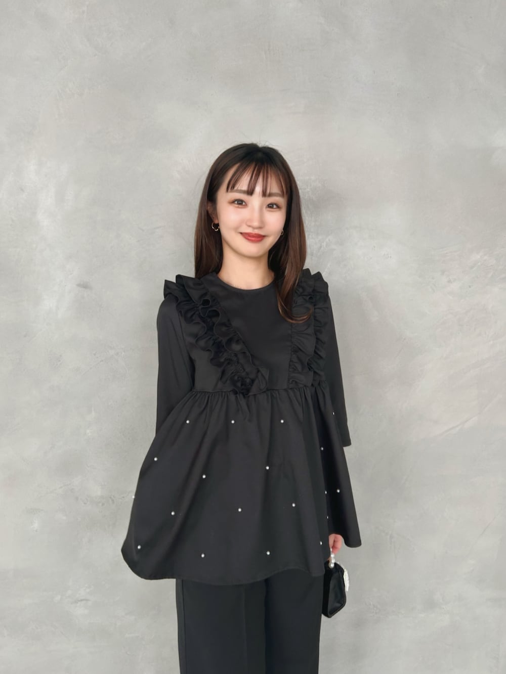 「大人カジュアル、デートコーデ、春服コーデ、きれいめコーディネート、春めき満開コーデ、大人ファッション、オトナカジュアル、カジュアルガーリー、キレイめコーデ、ブラックコーデ、ブラック」｜「MERAKIのセミワイドタックパンツ（その他パンツ、ブラック系）」を使った、natsukiさん（骨格ウェーブ・レディース・159cm）の春コーディネートの3枚目の写真
