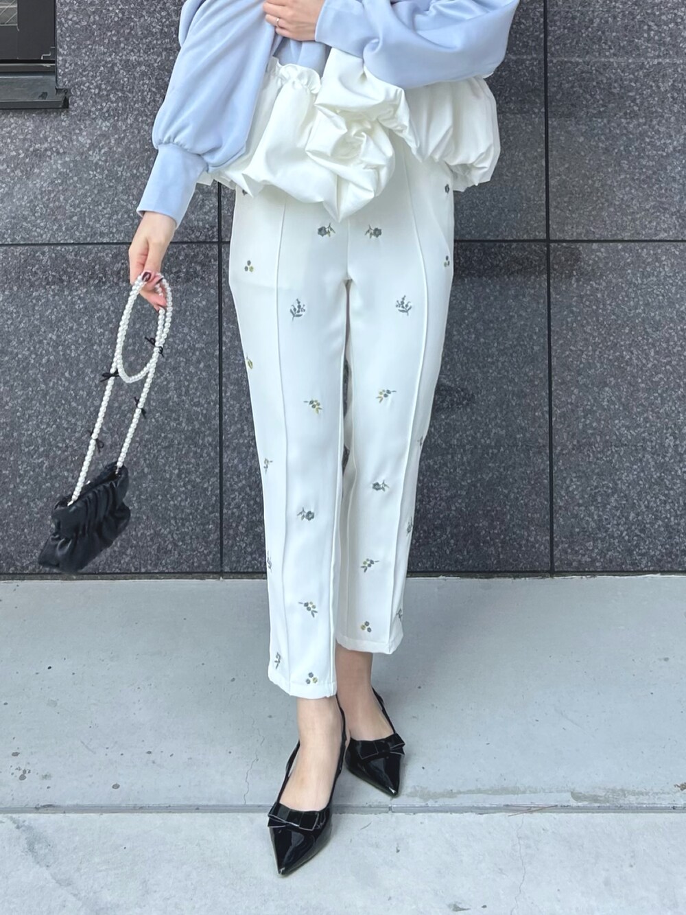 「春めき満開コーデ、春服、カジュアルガーリー、大人かわいい、春色、休日スタイル、お出かけコーデ、リボン、ショルダーバッグ、刺繍」｜「MERAKIの裾バルーンスウェット（スウェット、ブルー系）」を使った、natsukiさん（骨格ウェーブ・レディース・159cm）の春コーディネートの3枚目の写真