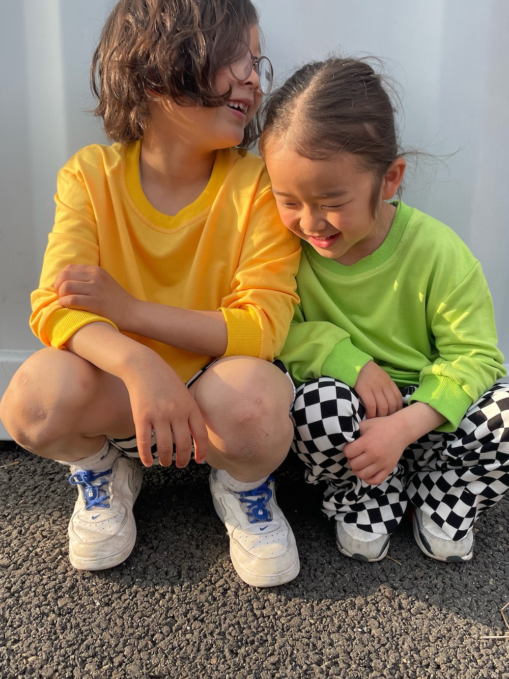 グリーン系のTシャツ/カットソー、イエロー系のTシャツ/カットソー、ホワイト系のスニーカーを着用したキッズの春コーディネートの2枚目の写真