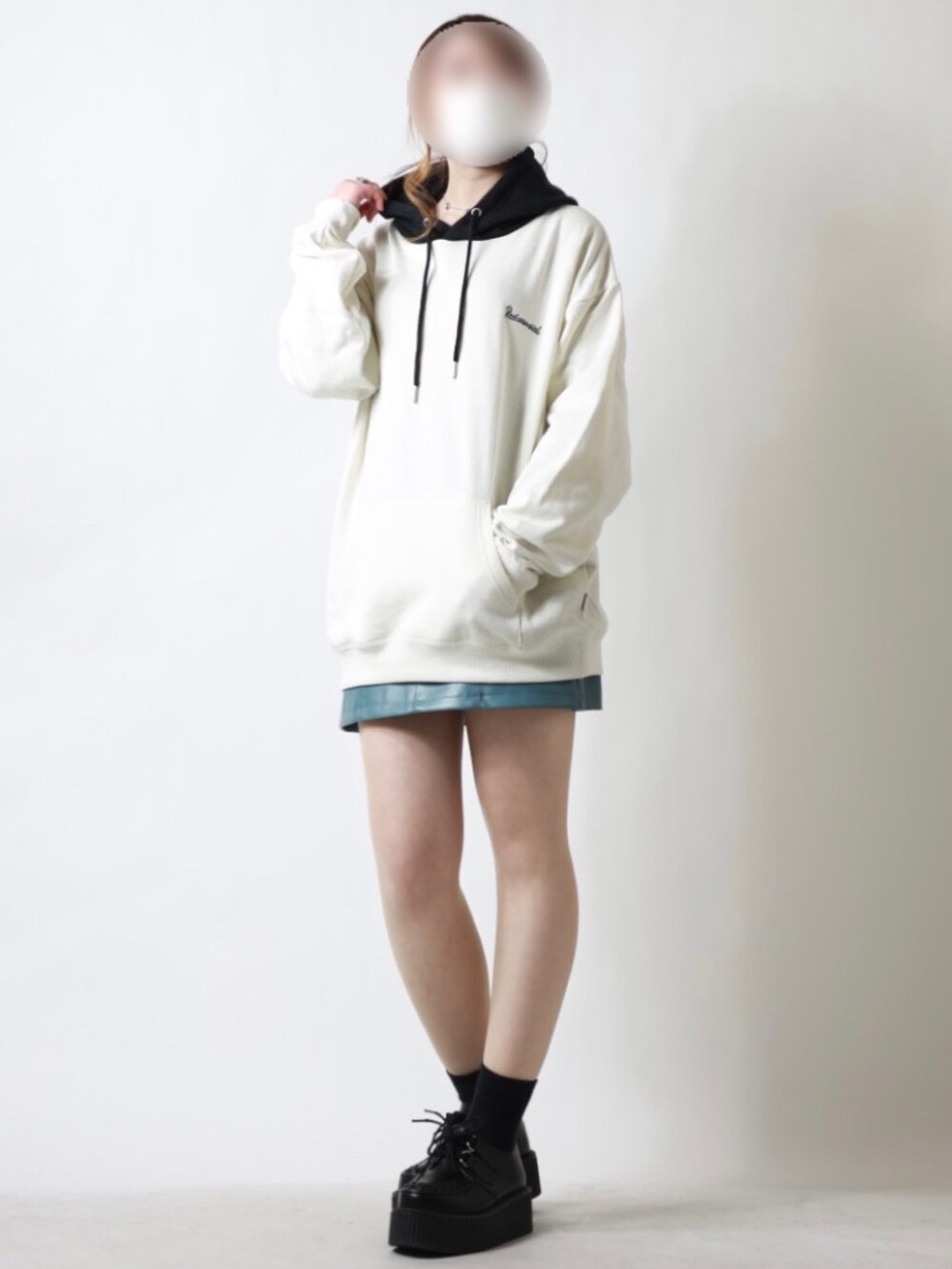 「春服みてみて、春コーデ、シンプルコーデ、休日スタイル、厚底シューズ、YOUSUKE、ブルー、レザースカート、パーカー、低身長女子、低身長コーデ、カジュアルコーデ、淡色コーデ、お洒落さんとつながりたい、カラーコーデ」｜「GRLのアイテム（スカート、ブルー系）」を使った、えむこさん（レディース・151cm）の春コーディネートの2枚目の写真