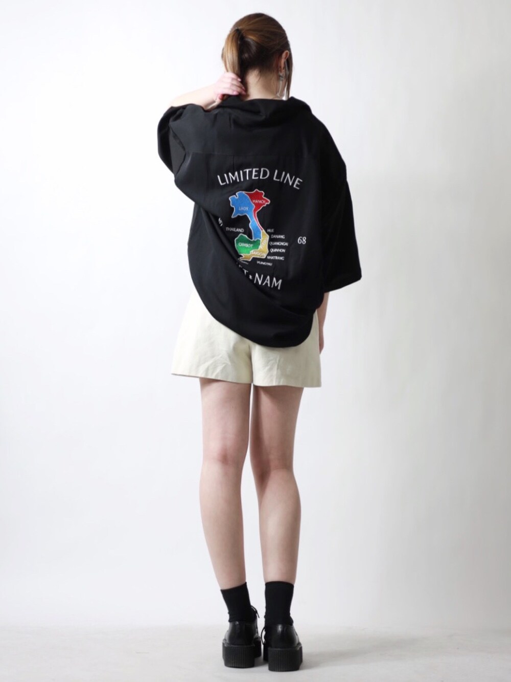 「休日スタイル、古着MIX、ビッグシルエット、モノトーン、刺繍シャツ、ブラックコーデ、厚底シューズ、シャツスタイル、メンズライク、YOUSUKE、カジュアルコーデ、シンプル、学生コーデ、大人かわいい、ショートパンツ」｜「YOSUKEのyosuke / ラバーソール（その他シューズ、ブラック系）」を使った、えむこさん（レディース・151cm）の春コーディネートの2枚目の写真