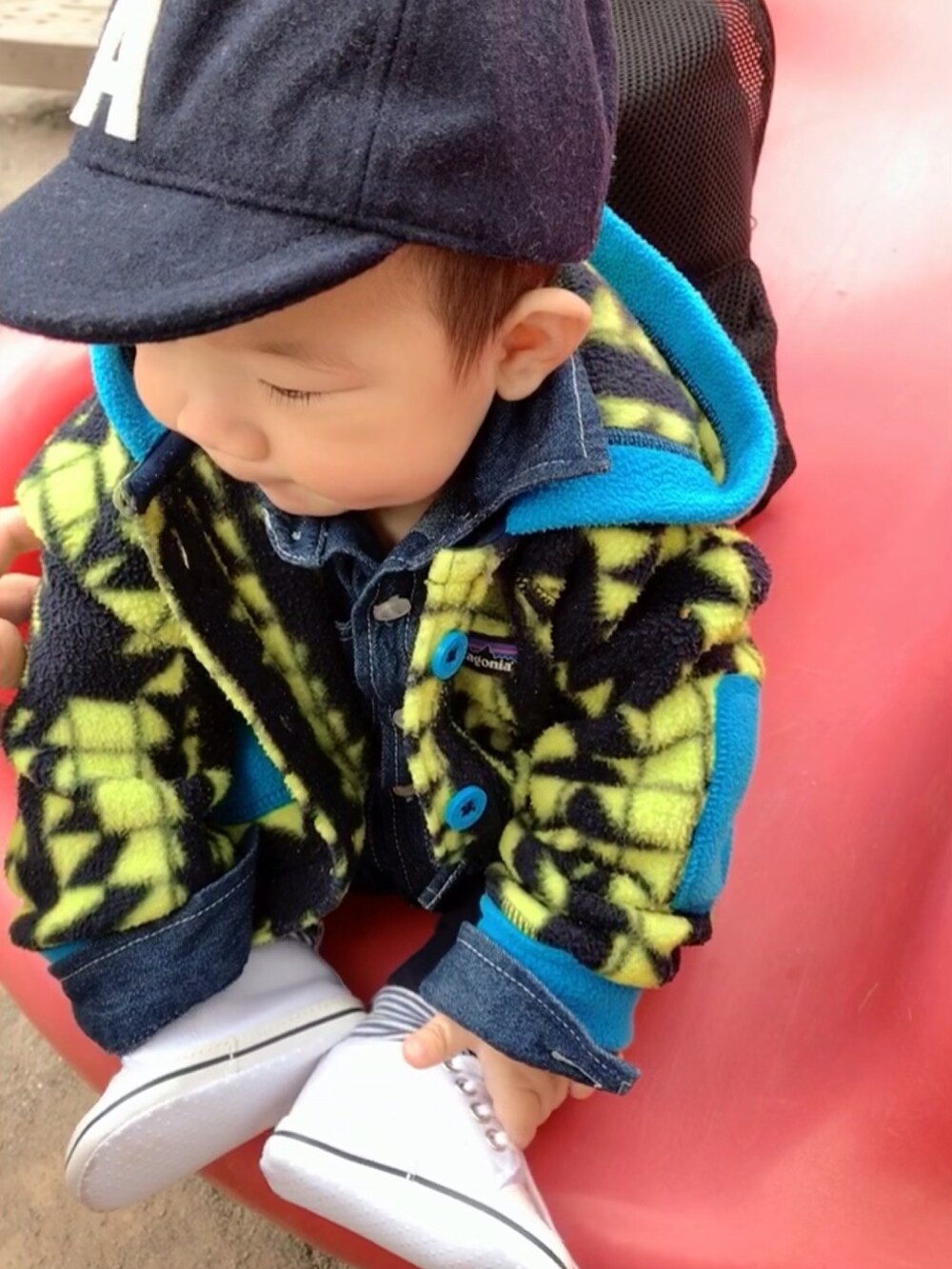 ブルー系のシャツ/ブラウス、イエロー系のジャケット/アウター、その他のスウェットパンツを着用したキッズの冬コーディネートの3枚目の写真