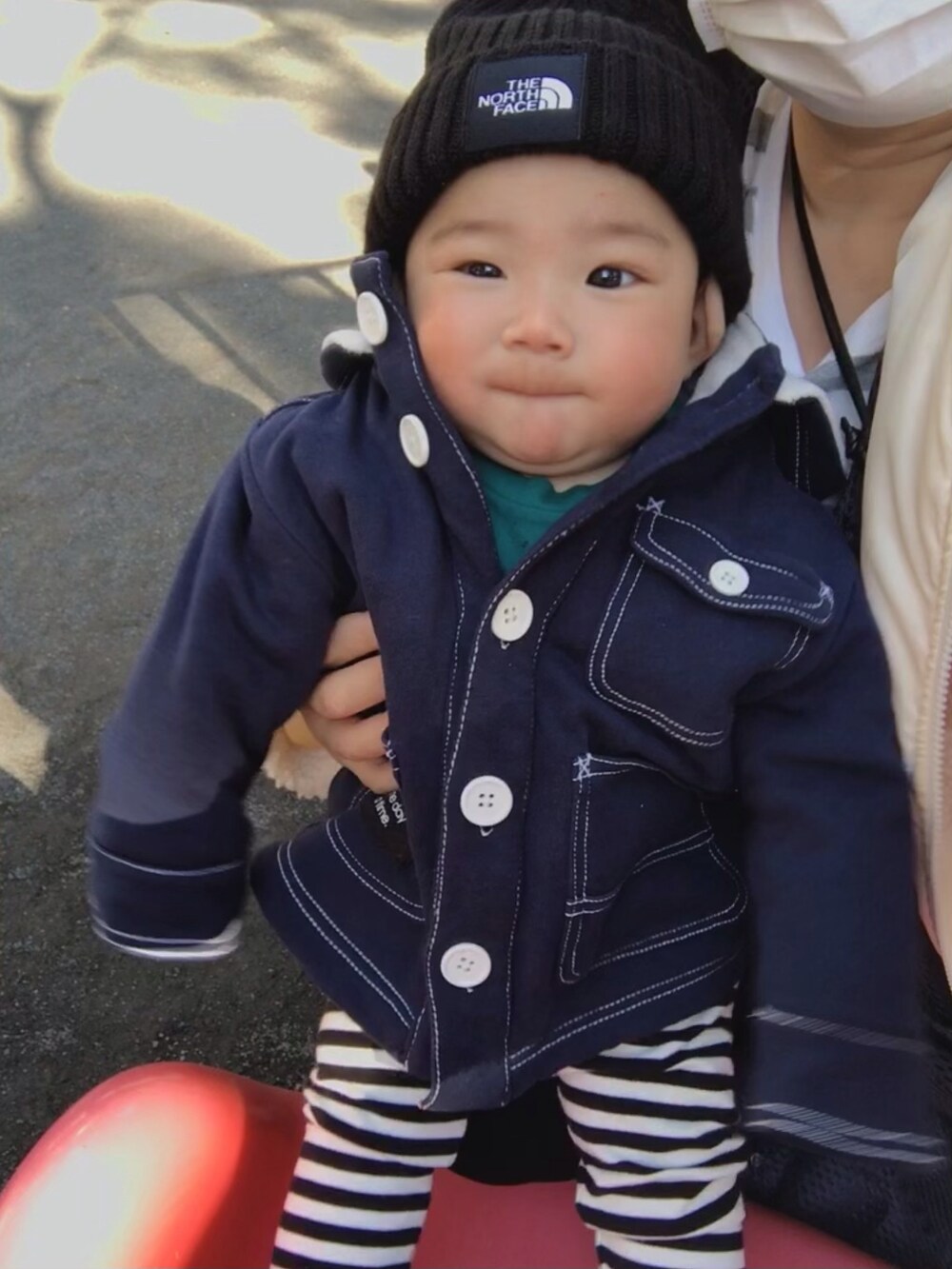 グリーン系のTシャツ/カットソー、その他のジャケット/アウター、ブラック系のシューズを着用したキッズの冬コーディネートの4枚目の写真