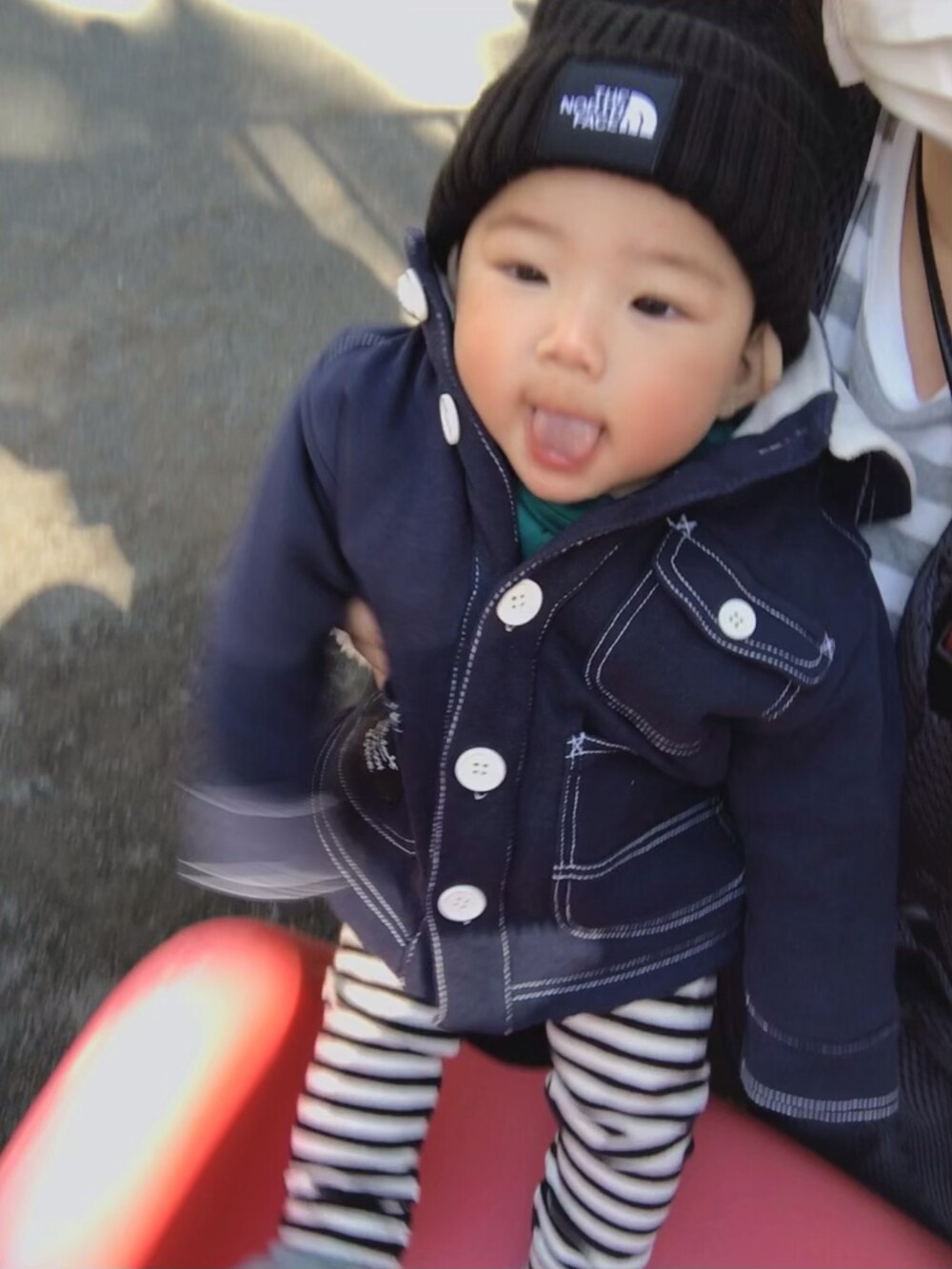 グリーン系のTシャツ/カットソー、その他のジャケット/アウター、ブラック系のシューズを着用したキッズの冬コーディネートの3枚目の写真