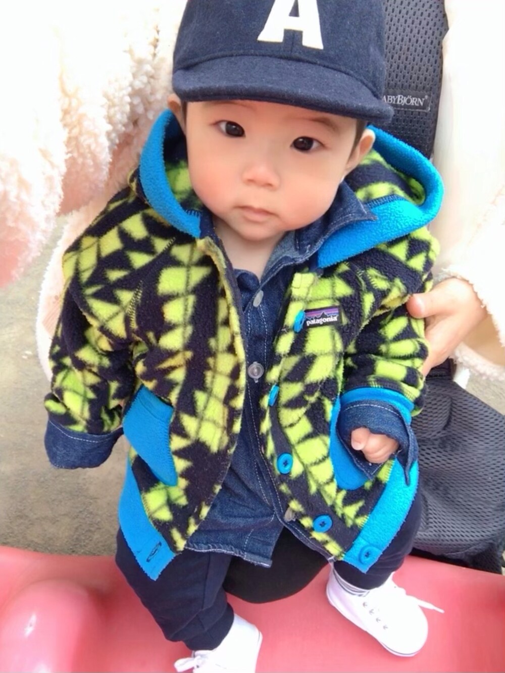 ブルー系のシャツ/ブラウス、イエロー系のジャケット/アウター、その他のスウェットパンツを着用したキッズの冬コーディネートの2枚目の写真