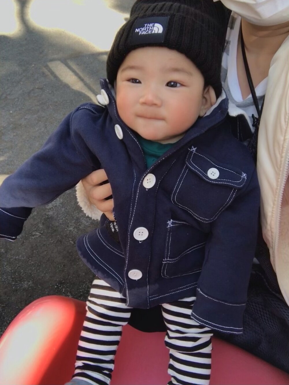 グリーン系のTシャツ/カットソー、その他のジャケット/アウター、ブラック系のシューズを着用したキッズの冬コーディネートの5枚目の写真