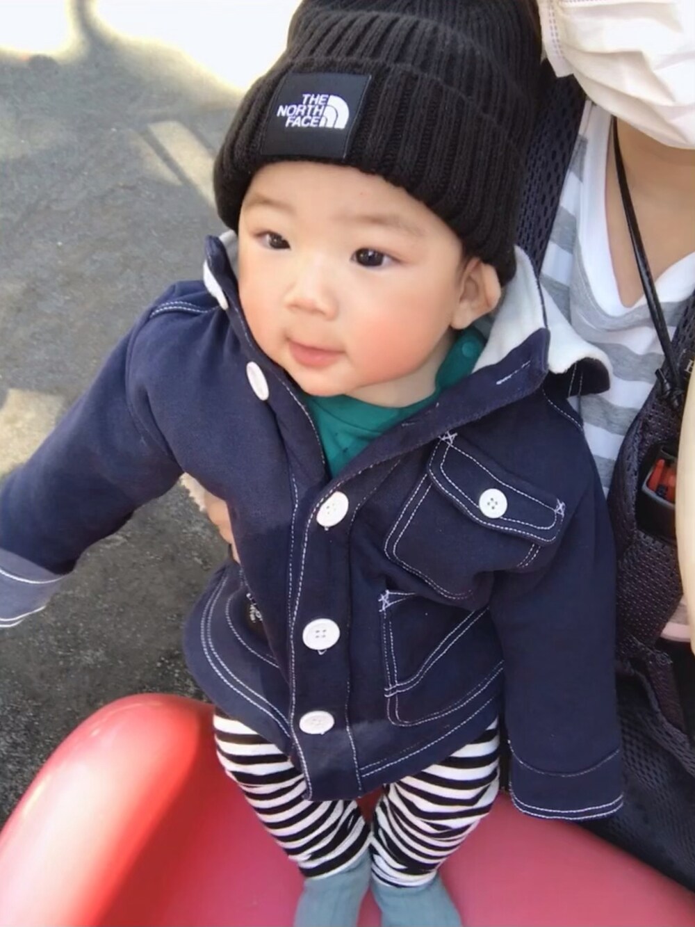 グリーン系のTシャツ/カットソー、その他のジャケット/アウター、ブラック系のシューズを着用したキッズの冬コーディネートの2枚目の写真