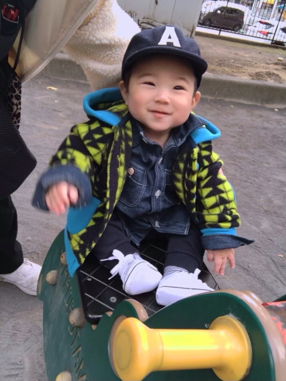 ブルー系のシャツ/ブラウス、イエロー系のジャケット/アウター、その他のスウェットパンツを着用したキッズの冬コーディネートの5枚目の写真