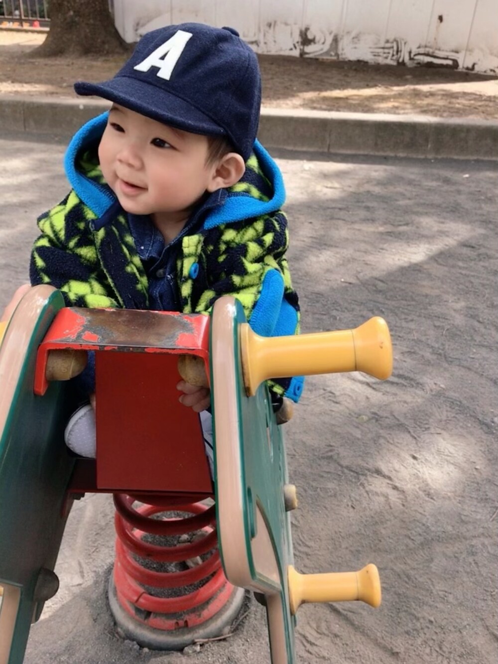 ブルー系のシャツ/ブラウス、イエロー系のジャケット/アウター、その他のスウェットパンツを着用したキッズの冬コーディネートの4枚目の写真