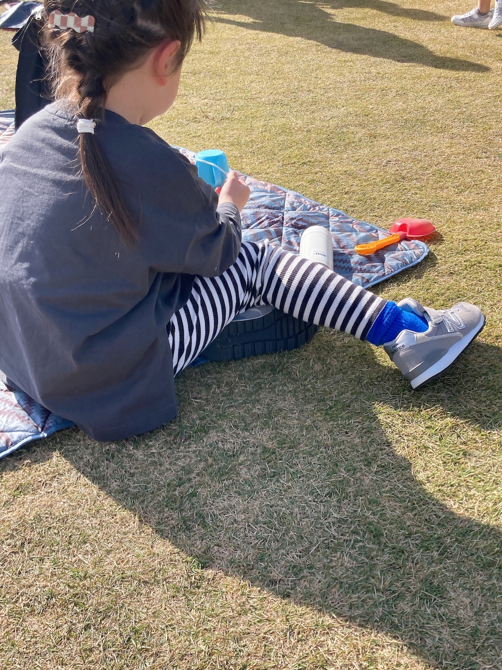 グレー系のTシャツ/カットソー、グレー系のスニーカー、ブルー系のソックス/靴下を着用したキッズの秋コーディネートの3枚目の写真