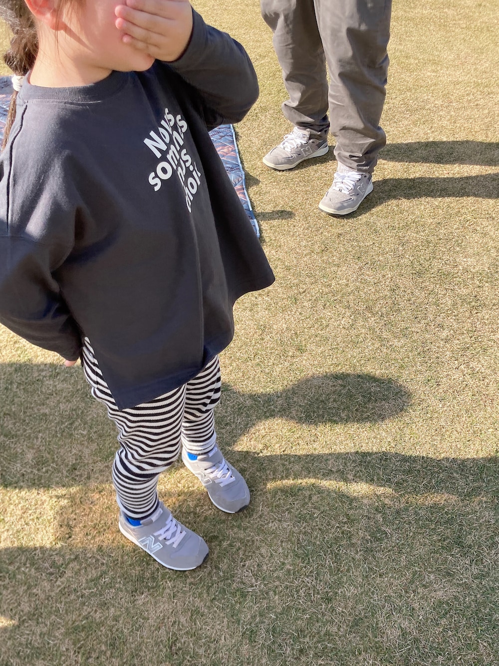 グレー系のTシャツ/カットソー、グレー系のスニーカー、ブルー系のソックス/靴下を着用したキッズの秋コーディネートの2枚目の写真