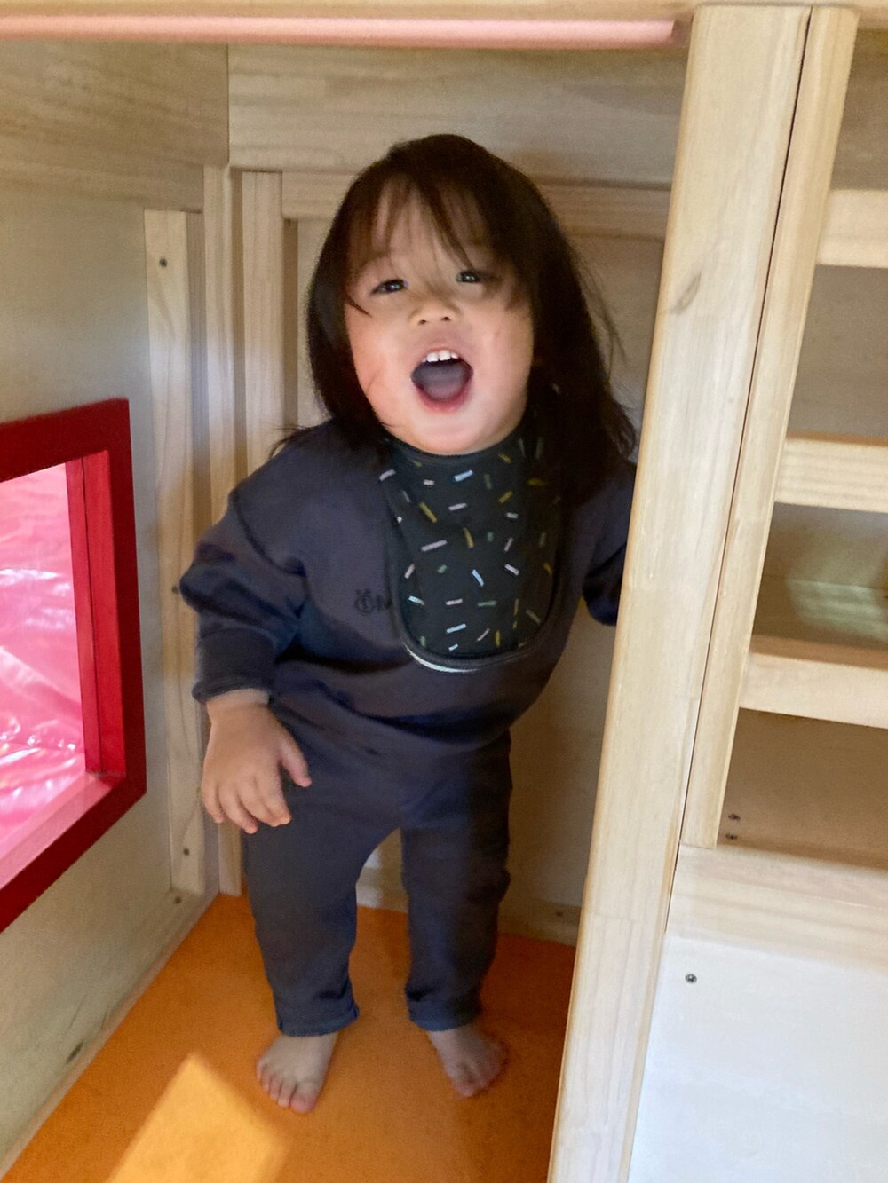 ブラック系のワンピース、グレー系のスニーカーを着用したキッズの冬コーディネートの3枚目の写真