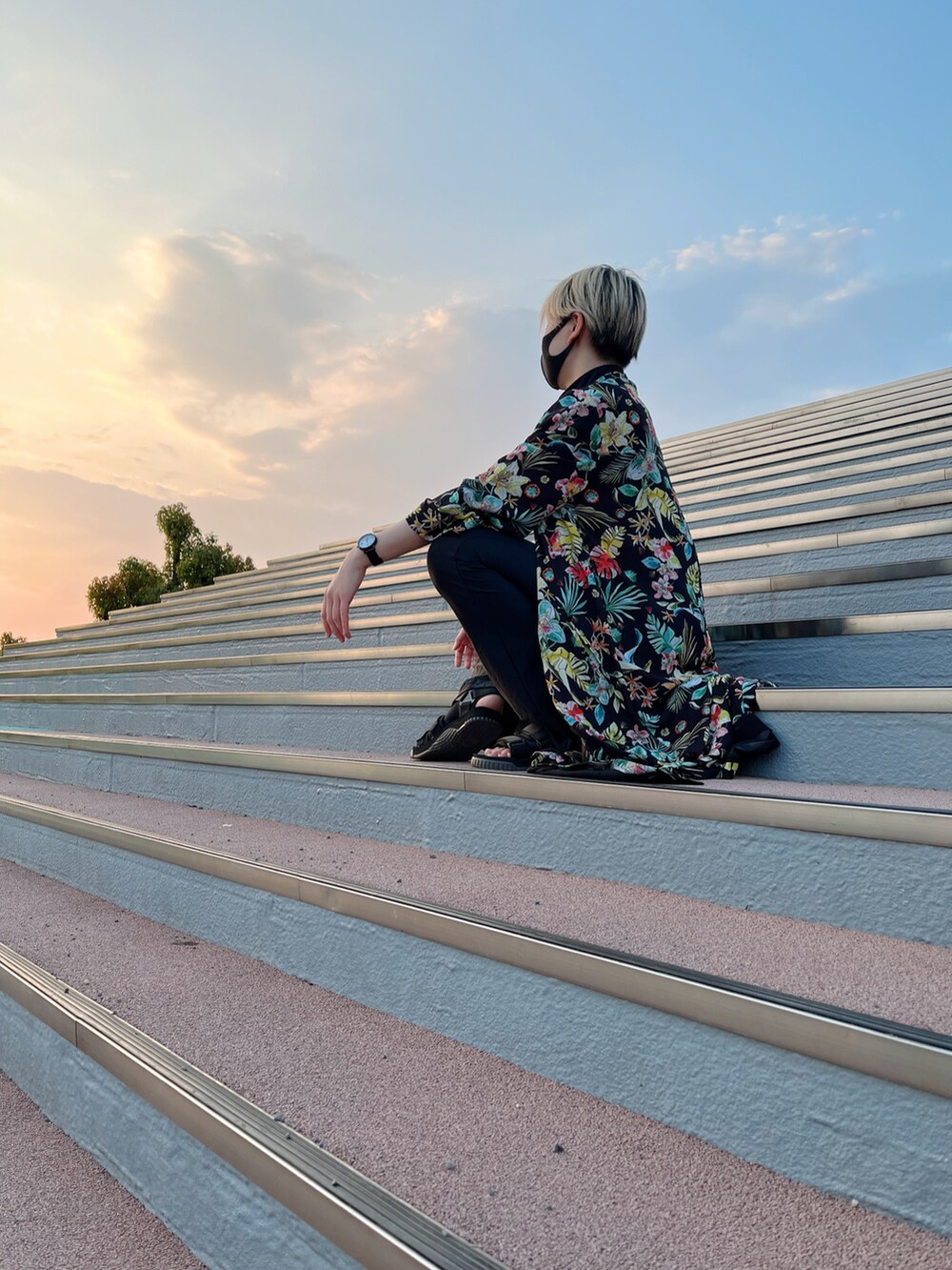 ブラック系のその他アウター、ブラック系のパンツを着用したレディースの夏コーディネートの2枚目の写真