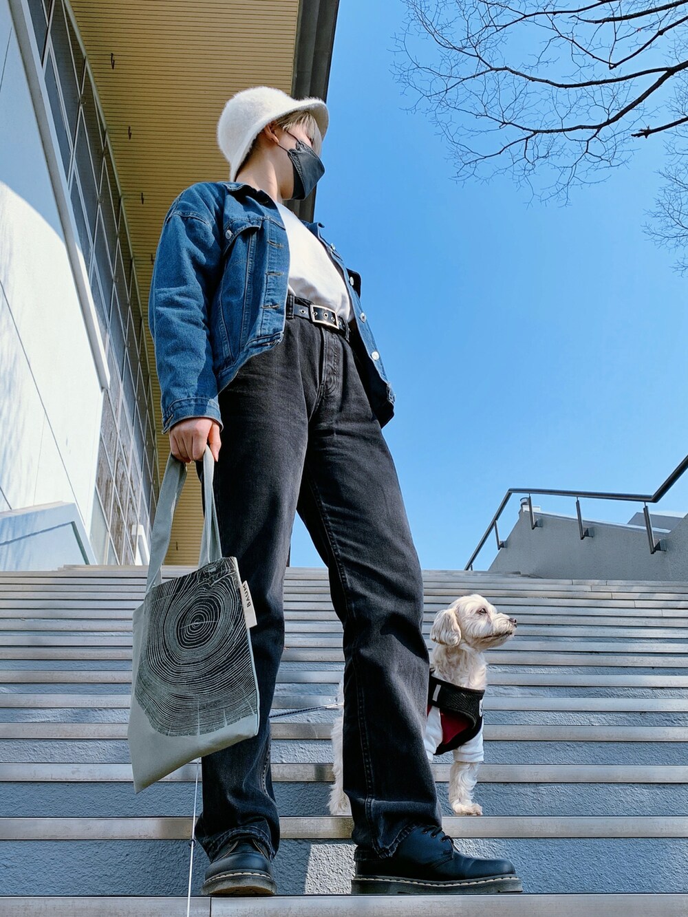 ブルー系のデニムジャケット、ブラック系のデニムパンツ、ブラック系のその他シューズを着用したレディースの春コーディネートの2枚目の写真