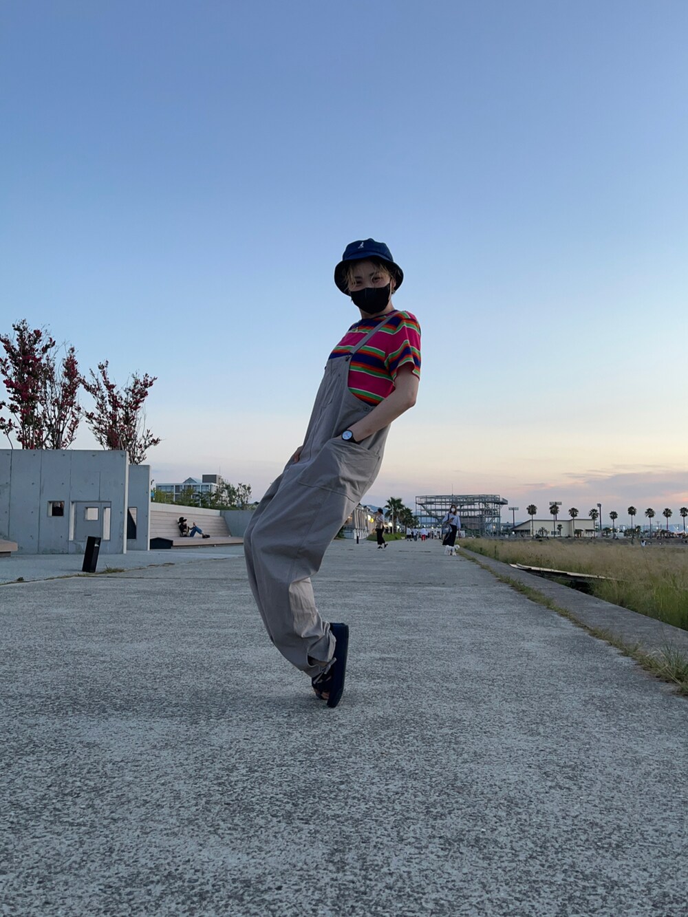 その他のTシャツ/カットソー、グレー系のサロペット/オーバーオール、ブルー系のサンダルを着用したレディースの夏コーディネートの5枚目の写真