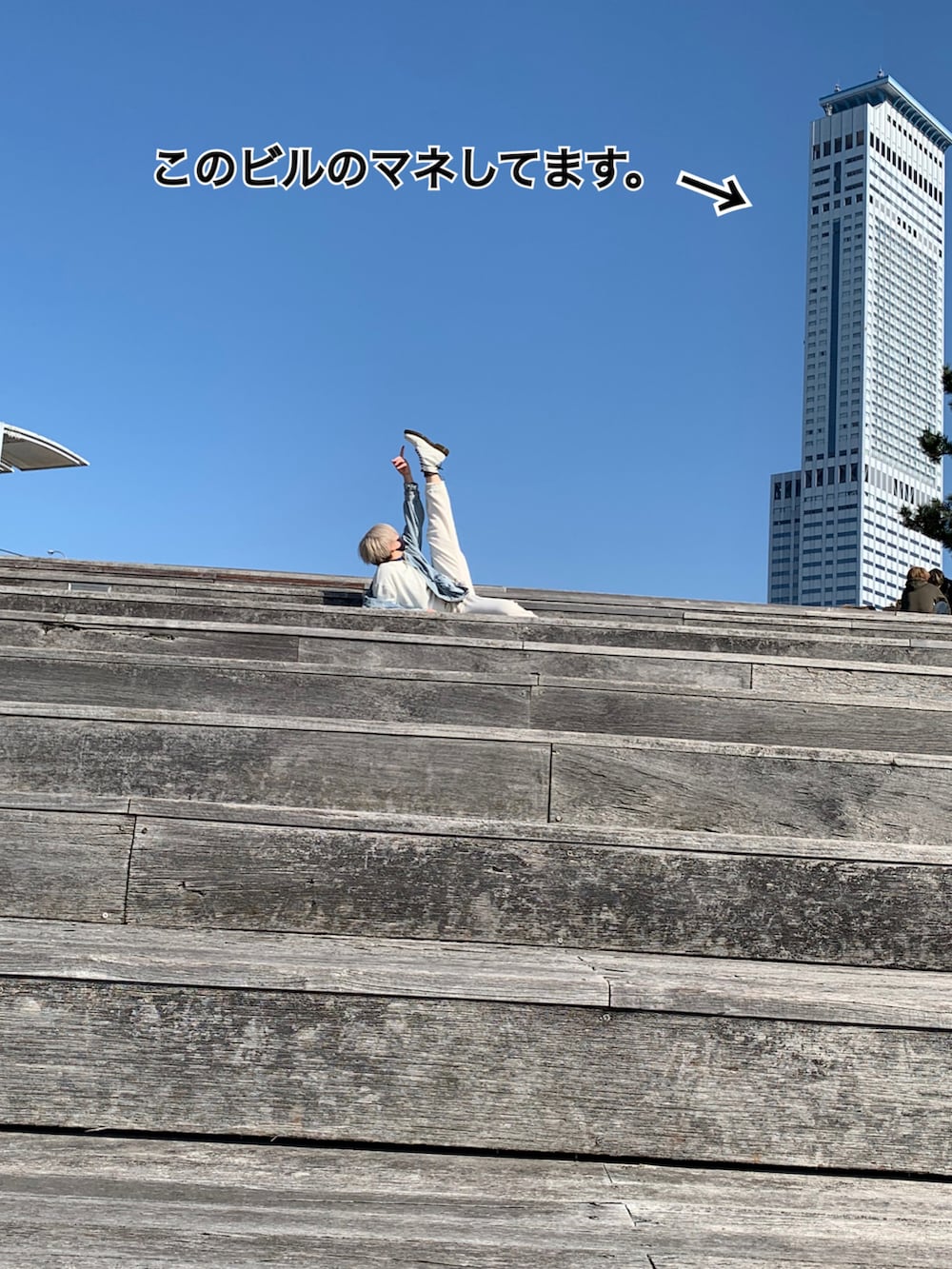 ホワイト系のスウェット、ホワイト系のスウェットパンツ、ホワイト系のブーツを着用したレディースの冬コーディネートの4枚目の写真