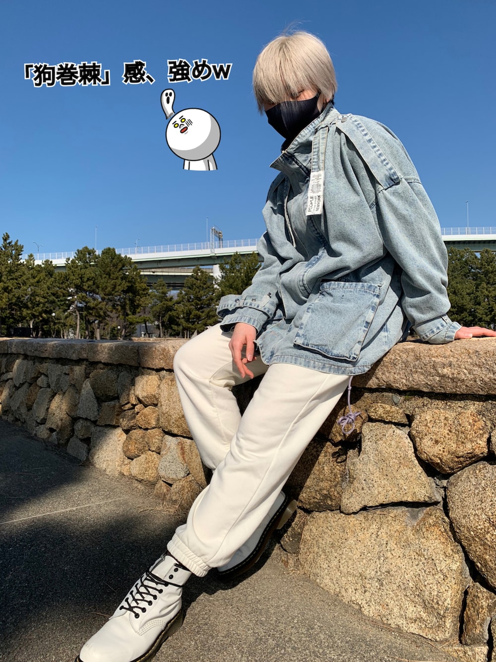 ホワイト系のスウェット、ホワイト系のスウェットパンツ、ホワイト系のブーツを着用したレディースの冬コーディネートの2枚目の写真