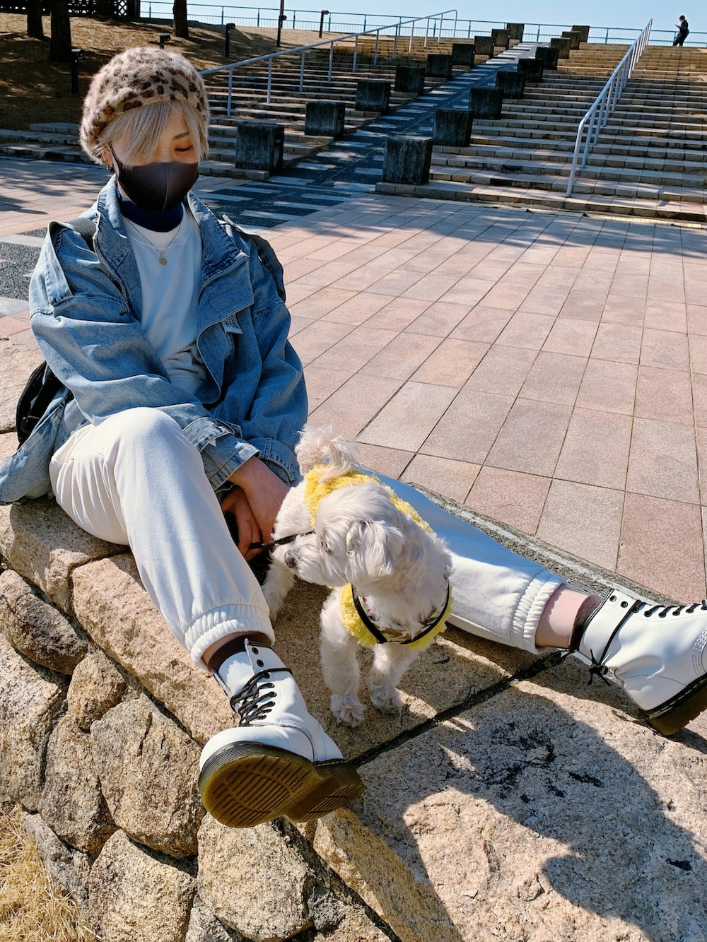 ホワイト系のスウェット、ホワイト系のスウェットパンツ、ホワイト系のブーツを着用したレディースの冬コーディネートの3枚目の写真