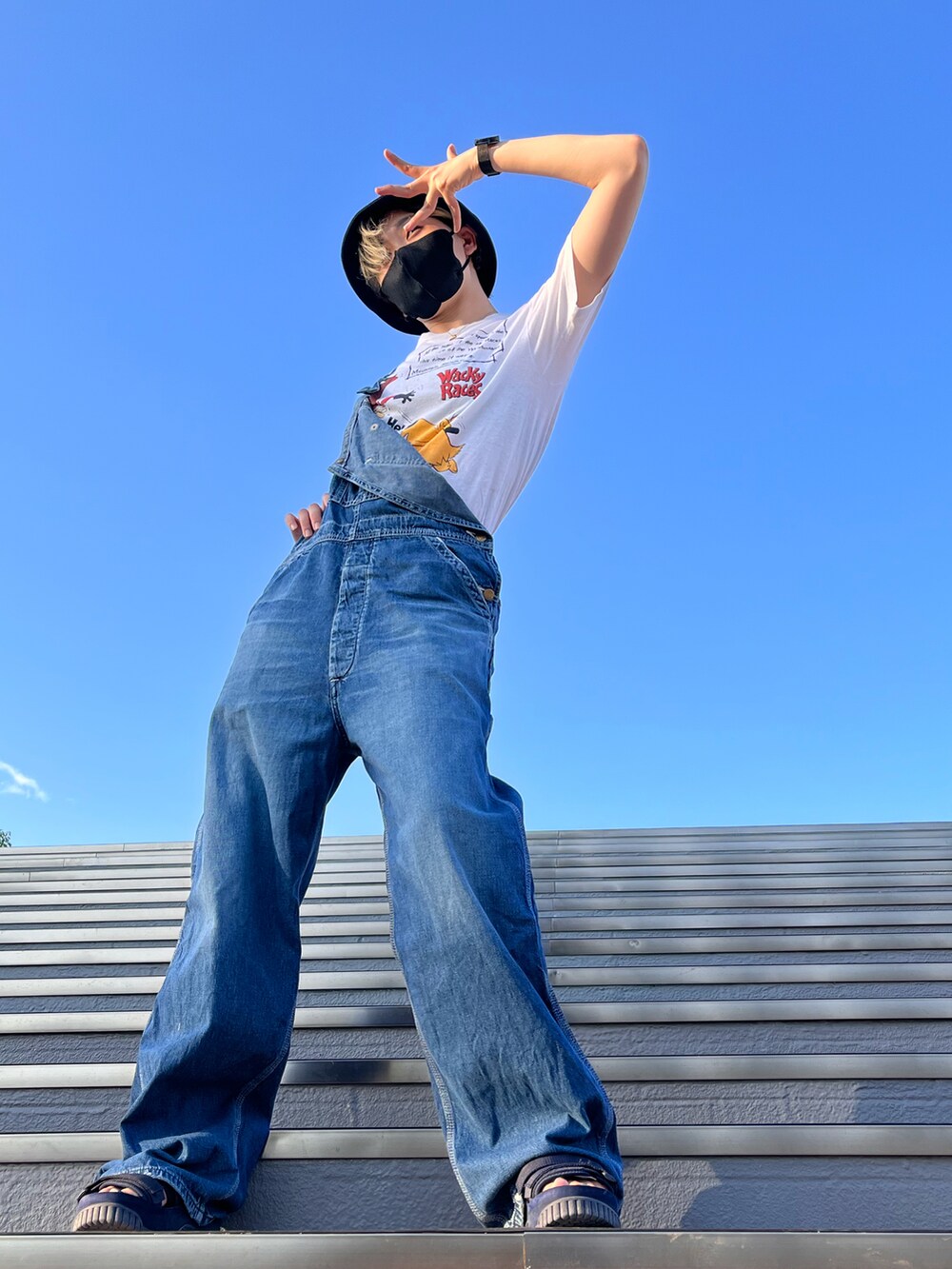 ホワイト系のTシャツ/カットソー、ブルー系のサロペット/オーバーオール、ブルー系のサンダルを着用したレディースの秋コーディネートの2枚目の写真