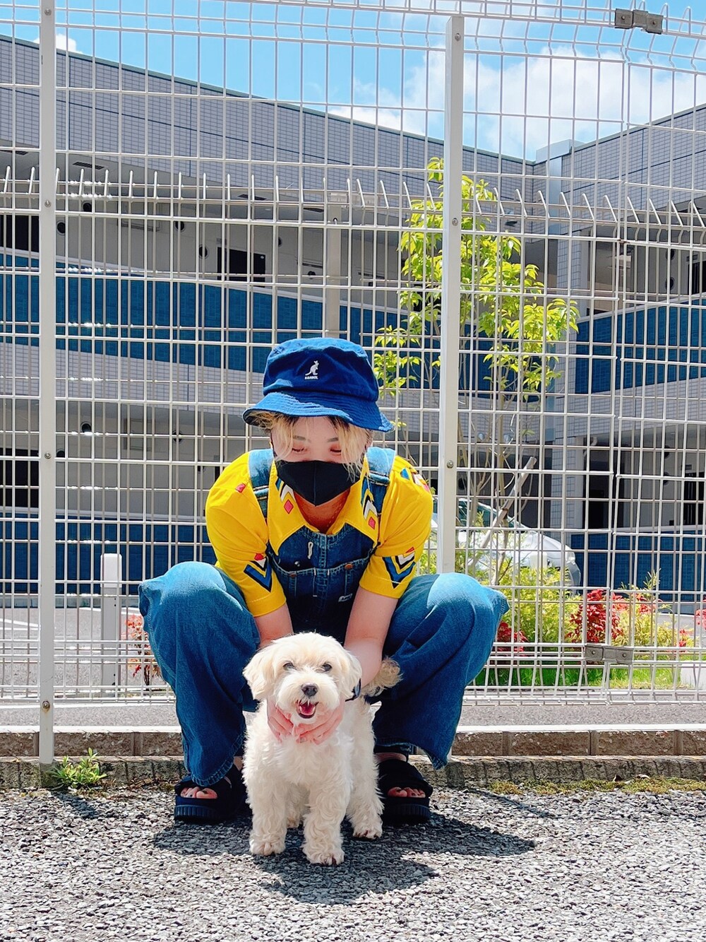 ブルー系のサロペット/オーバーオール、ブルー系のサンダル、イエロー系のシャツ/ブラウスを着用したレディースの夏コーディネートの5枚目の写真