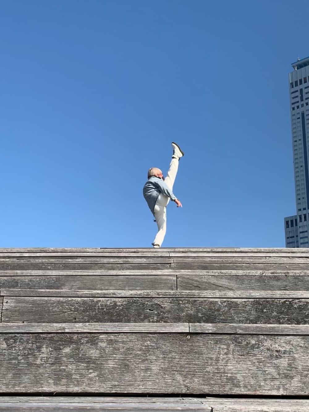 ホワイト系のスウェット、ホワイト系のスウェットパンツ、ホワイト系のブーツを着用したレディースの冬コーディネートの5枚目の写真