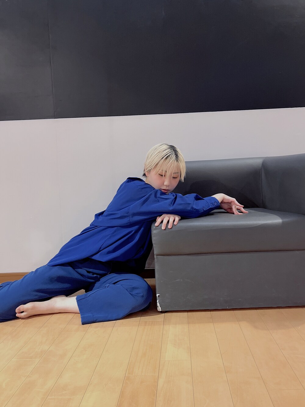 グリーン系のトレンチコート、ホワイト系のシャツ/ブラウス、ブラック系のサロペット/オーバーオールを着用したレディースの春コーディネートの4枚目の写真