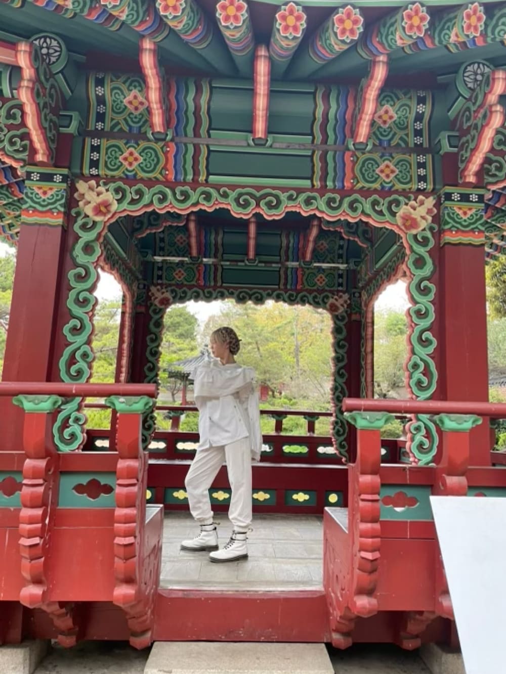 ホワイト系のデニムジャケット、ホワイト系のブーツ、その他のハンチング/ベレー帽を着用したレディースの春コーディネートの2枚目の写真