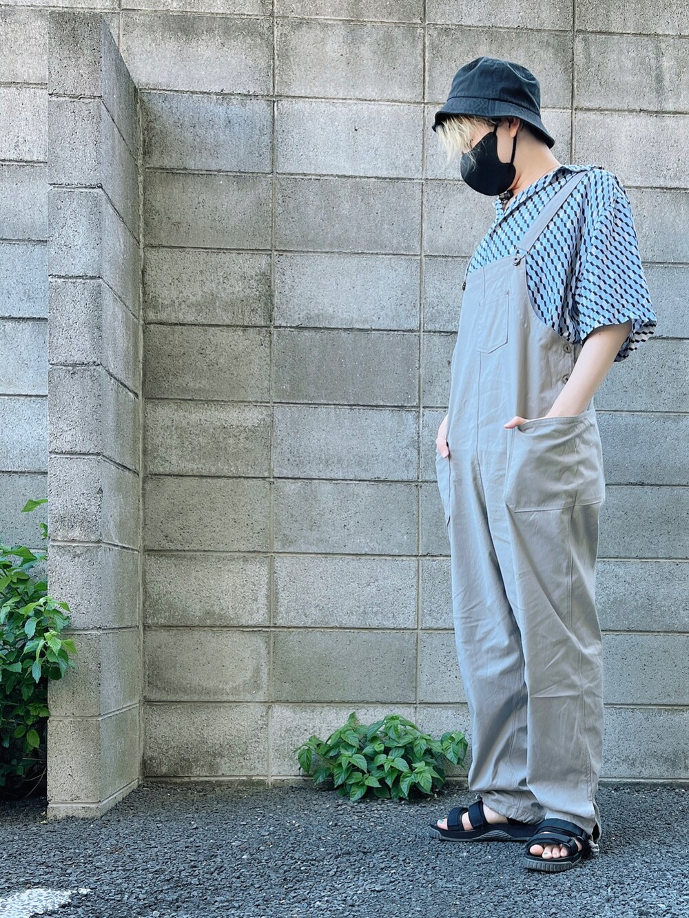 「夏、夏コーデ、今日のコーデ、サロペット、古着、シルクシャツ、バケットハット、スポーツサンダル」｜「GREEN BOWLのアイテム（サロペット/オーバーオール、シルバー系）」を使った、コテンコテツさん（レディース・165cm）の夏コーディネートの2枚目の写真